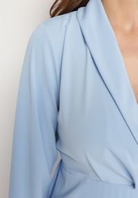 Born2be - Niebieska Sukienka Tryphala. Typ kołnierza: dekolt w kształcie V. Kolor: niebieski. Materiał: tkanina. Długość rękawa: długi rękaw. Wzór: aplikacja, gładki, jednolity. Typ sukienki: kopertowe. Styl: klasyczny. Długość: mini #5