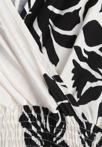 Born2be - Biała Wiskozowa Sukienka o Rozkloszowanym Kroju z Kopertowym Dekoltem Morgassa. Okazja: na co dzień. Kolor: biały. Materiał: wiskoza. Wzór: kwiaty. Sezon: lato. Typ sukienki: kopertowe. Styl: casual, klasyczny #3