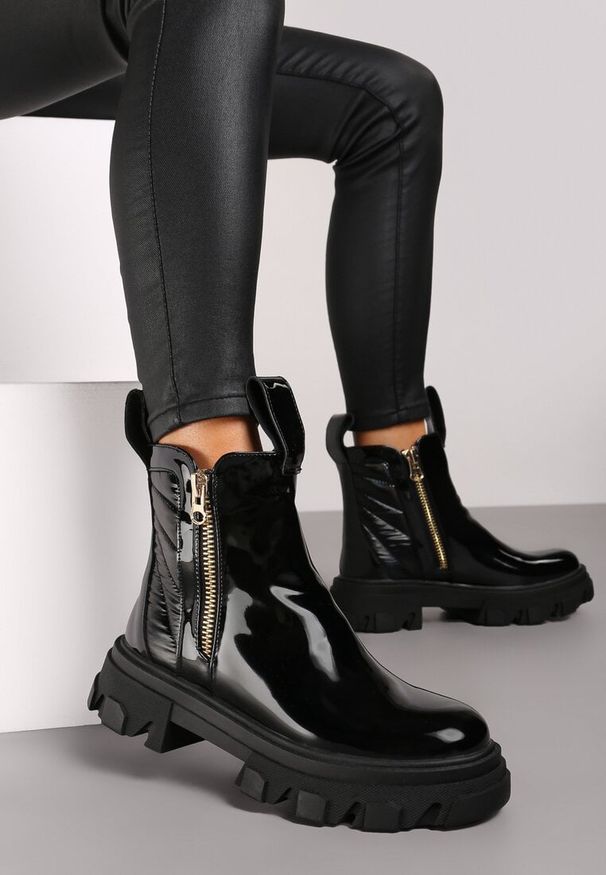 Born2be - Czarne Płaskie Botki Lakierowane w Stylu Workerów Ozdobione Suwakiem i Taśmą z Napisem Felonae. Okazja: na co dzień, na randkę. Kolor: czarny. Materiał: lakier. Wzór: aplikacja, napisy. Obcas: na obcasie. Styl: casual, elegancki