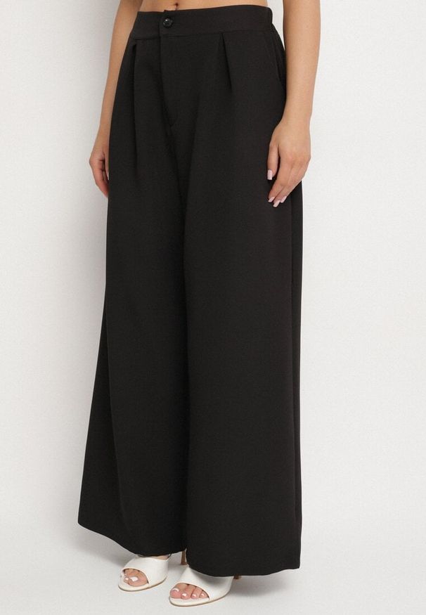 Born2be - Biało-Czarny Garniturowy Komplet Kamizelka i Spodnie o Szerokim Kroju Zivarelle. Kolor: biały