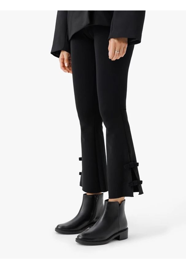 Ryłko - Czarne klasyczne botki na słupku. Okazja: na co dzień, do pracy. Nosek buta: okrągły. Zapięcie: zamek. Kolor: czarny. Szerokość cholewki: normalna. Wysokość cholewki: za kostkę. Materiał: skóra. Obcas: na słupku. Styl: klasyczny. Wysokość obcasa: średni