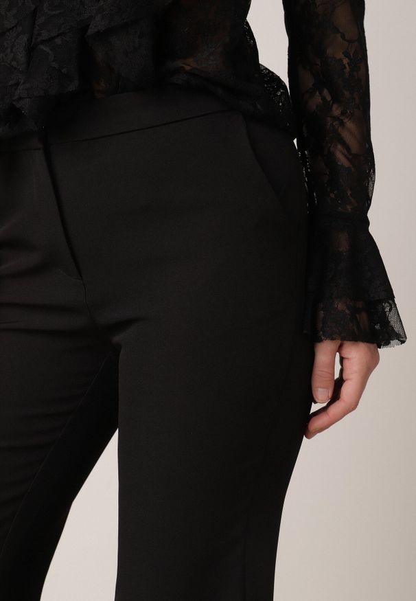 Born2be - Czarne Garniturowe Spodnie VICES o Kroju Dzwonów Tessaria. Okazja: na spotkanie biznesowe. Kolor: czarny. Styl: elegancki, biznesowy, klasyczny