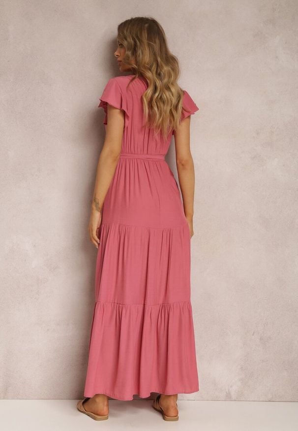 Renee - Ciemnoróżowa Sukienka Tantysus. Okazja: na co dzień. Typ kołnierza: kołnierz z falbankami. Kolor: różowy. Wzór: gładki, jednolity. Typ sukienki: kopertowe, proste. Materiał: materiał. Długość rękawa: krótki rękaw. Sezon: lato. Styl: casual. Długość: maxi