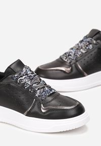 Renee - Czarne Sneakersy z Kolorowymi Sznurówkami i Metalicznymi Wstawkami Lania. Kolor: czarny. Wzór: kolorowy #5
