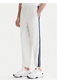Guess Spodnie dresowe Z6GB11 K3202 Biały Regular Fit. Kolor: biały. Materiał: syntetyk #1