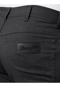 Wrangler - WRANGLER TEXAS MĘSKIE SPODNIE MATERIAŁOWE W PASKI NAVY GREY W121XA134. Materiał: materiał. Wzór: paski #3