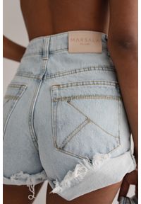 Marsala - Szorty jeansowe z wysokim stanem w kolorze niebieskim - VANITY BLUE DENIM-XS. Okazja: na co dzień. Stan: podwyższony. Kolor: niebieski. Materiał: jeans, denim. Długość: krótkie. Sezon: lato, wiosna. Styl: casual, sportowy, elegancki