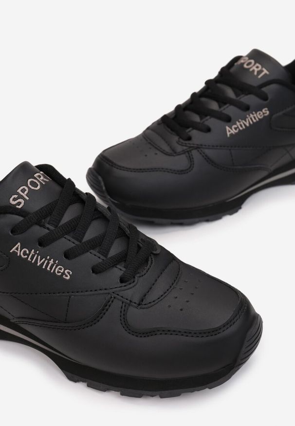 Born2be - Czarne Buty Sportowe Cahrnixi. Okazja: na co dzień. Wysokość cholewki: przed kostkę. Kolor: czarny. Materiał: materiał. Szerokość cholewki: normalna. Wzór: aplikacja, napisy, haft