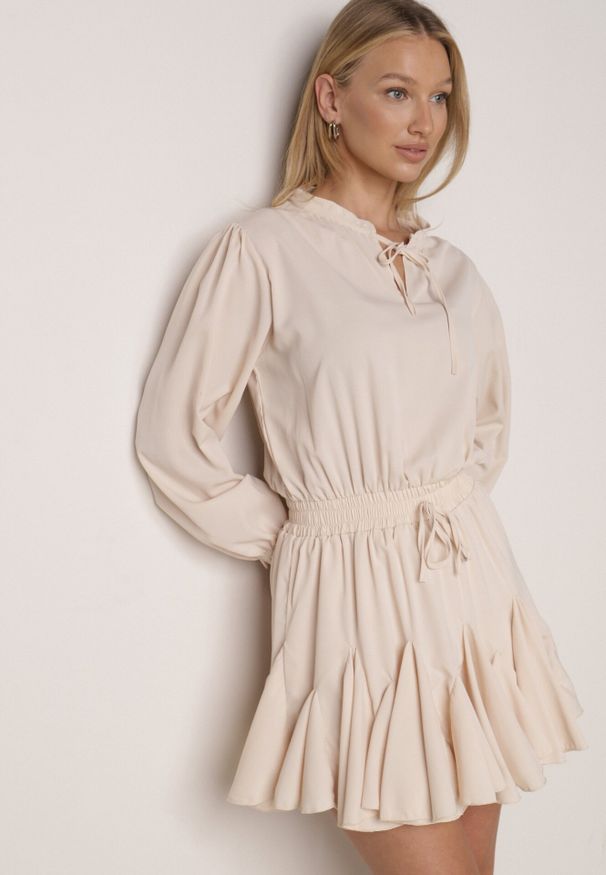 Born2be - Beżowa Rozkloszowana Sukienka z Wiskozą Zdobiona Falbanami i Wiązaniem Lerienatia. Okazja: na co dzień. Typ kołnierza: kołnierz z falbankami. Kolor: beżowy. Materiał: wiskoza. Wzór: aplikacja. Typ sukienki: rozkloszowane, proste. Styl: casual, klasyczny