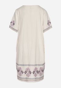 Born2be - Fioletowa Sukienka Bawełniana o Pudełkowym Fasonie Ozdobiona Haftami Tirkio. Okazja: na co dzień. Typ kołnierza: dekolt w kształcie V. Kolor: fioletowy. Materiał: bawełna. Wzór: aplikacja, haft. Styl: casual, elegancki #3