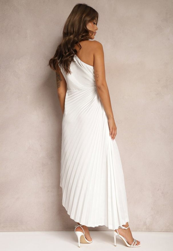 Renee - Biała Asymetryczna Sukienka z Plisowanym Dołem i Aplikacją w Kształcie Kwiatu Fevima. Kolor: biały. Wzór: kwiaty, aplikacja. Typ sukienki: asymetryczne. Styl: klasyczny