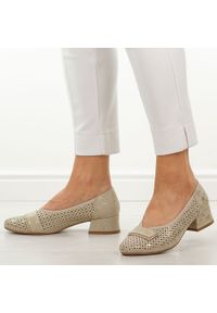 Złote ażurowe czółenka damskie na obcasie M.Daszyński Sa279-5. Okazja: na co dzień. Nosek buta: okrągły. Kolor: złoty. Szerokość cholewki: normalna. Wzór: ażurowy. Materiał: skóra. Sezon: wiosna, lato. Obcas: na obcasie. Styl: casual, elegancki, klasyczny, wizytowy. Wysokość obcasa: niski #1
