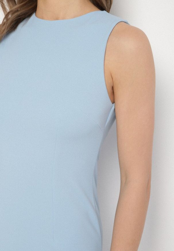 Born2be - Jasnoniebieska Ołówkowa Sukienka Bez Rękawów z Wiskozą Nelazira. Okazja: na co dzień. Kolor: niebieski. Materiał: wiskoza. Długość rękawa: bez rękawów. Typ sukienki: ołówkowe. Styl: casual, elegancki, klasyczny