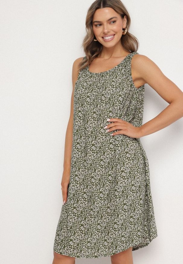 Born2be - Ciemnozielona Rozkloszowana Sukienka z Bawełny w Abstrakcyjny Wzór Annivione. Kolor: zielony. Materiał: bawełna. Długość rękawa: na ramiączkach. Styl: klasyczny, elegancki