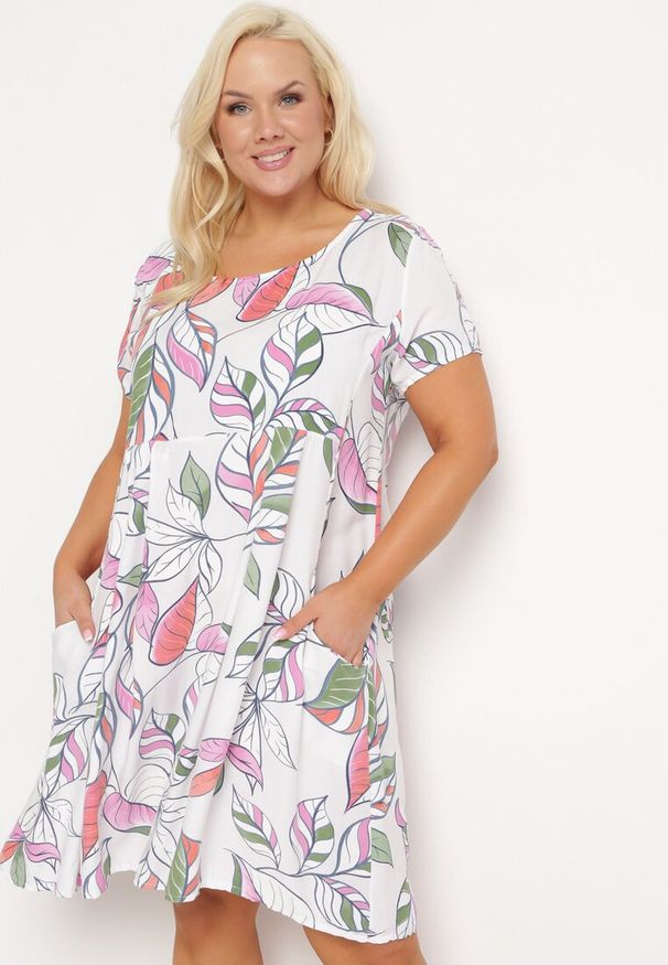 Born2be - Biała Rozkloszowana Sukienka z Wiskozy z Krótkim Rękawem Givina. Okazja: na co dzień. Kolekcja: plus size. Kolor: biały. Materiał: wiskoza. Długość rękawa: krótki rękaw. Sezon: lato. Typ sukienki: rozkloszowane, dla puszystych. Styl: casual, klasyczny