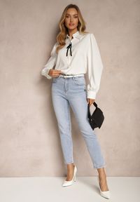 Renee - Biała Koszula z Bufiastymi Rękawami Kołnierzem z Perłami i Broszką Gonathiel. Okazja: na co dzień, na spotkanie biznesowe. Kolor: biały. Materiał: jeans. Styl: biznesowy, klasyczny, casual