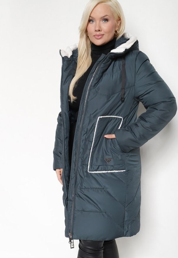 Born2be - Ciemnozielona Pikowana Kurtka Zimowa z Kapturem i Kieszeniami z Kontrastowymi Detalami Genara. Okazja: na co dzień. Typ kołnierza: kaptur. Kolor: zielony. Materiał: jeans. Sezon: zima. Styl: elegancki, casual