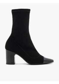 Ryłko - Czarne wyższe botki z elastyczną cholewką na słupku. Okazja: na spotkanie biznesowe, do pracy. Nosek buta: okrągły. Kolor: czarny. Szerokość cholewki: normalna. Wzór: gładki. Materiał: syntetyk. Obcas: na słupku. Styl: biznesowy, street, elegancki, wizytowy. Wysokość obcasa: średni #1