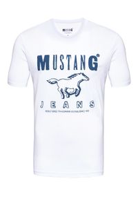 Mustang - MUSTANG T SHIRT BASIC PRINT TEE GENERAL WHITE 1008372 2045. Typ kołnierza: kaptur. Materiał: skóra, jeans, bawełna, dzianina. Długość rękawa: krótki rękaw. Długość: krótkie. Wzór: nadruk. Sezon: zima, lato, jesień. Styl: sportowy, klasyczny