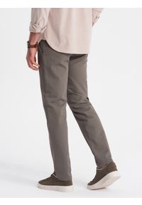 Ombre Clothing - Klasyczne spodnie męskie chino z delikatną teksturą - ciemnobeżowe V1 OM-PACP-0188 - XXL. Kolor: beżowy. Materiał: poliester, materiał, bawełna. Styl: klasyczny #7