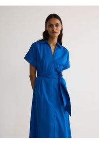 Reserved - Koszulowa sukienka midi - niebieski. Kolor: niebieski. Materiał: bawełna, tkanina. Typ sukienki: koszulowe. Długość: midi #1