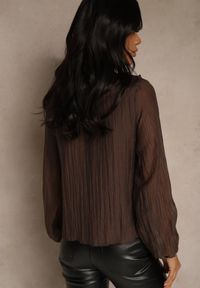Renee - Brązowa Koszulowa Bluzka z Dekoltem V i Falbankami Calomia. Okazja: na spotkanie biznesowe, do pracy. Typ kołnierza: kołnierz z falbankami. Kolor: brązowy. Materiał: skóra, jeans. Styl: biznesowy #4
