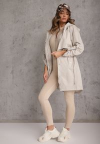 Renee - Beżowa Kurtka Przejściowa Typu Parka z Odpinanym Kapturem Ozdobiona Sznurkami Fallaiah. Okazja: na co dzień. Kolor: beżowy. Materiał: skóra. Wzór: aplikacja. Styl: casual #4