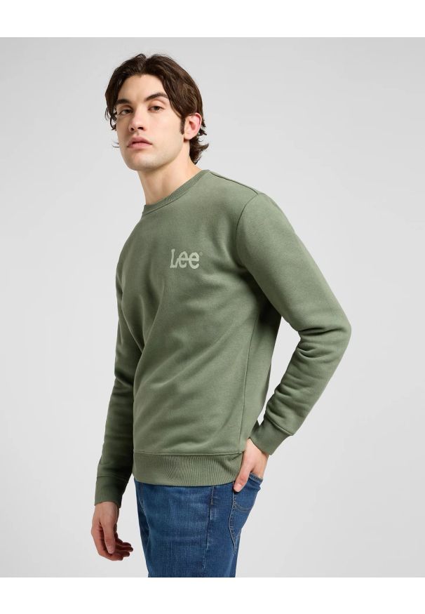 Lee - MESKA BLUZA LEE WOBBLY LEE SWS OLIVE STONE 112371911. Okazja: na co dzień. Materiał: materiał, bawełna, polar, jeans, dzianina, skóra, poliester. Sezon: zima. Styl: klasyczny, casual