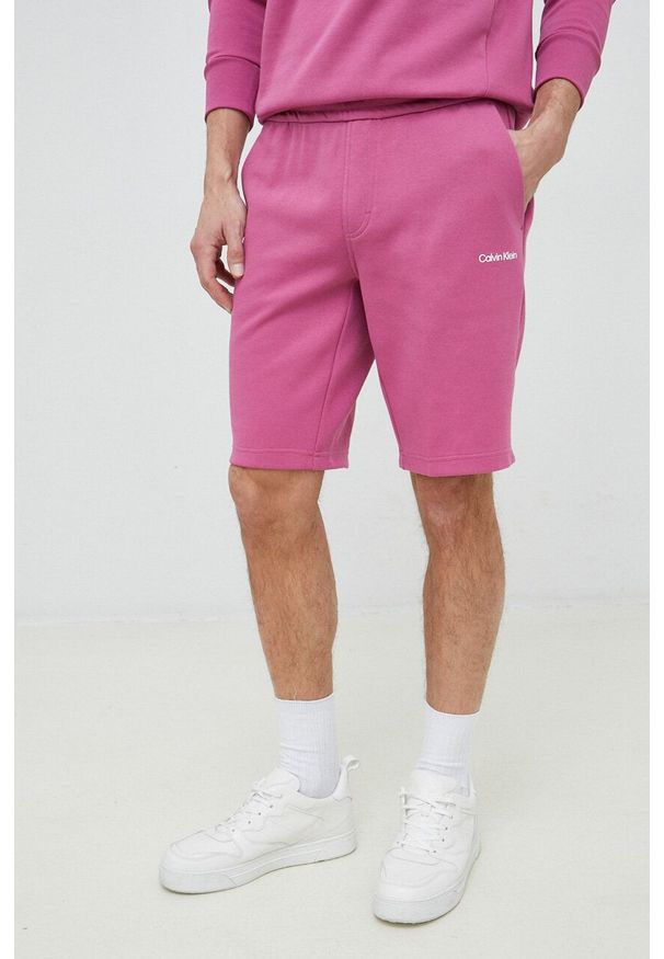 Calvin Klein szorty męskie kolor fioletowy. Kolor: fioletowy. Wzór: nadruk
