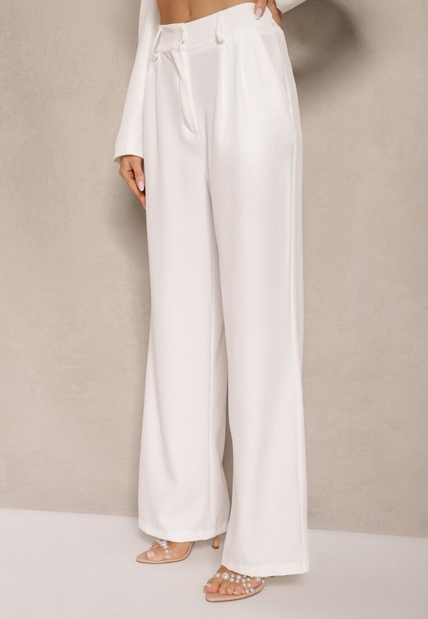 Renee - Biały Komplet o Garniturowym Kroju ze Spodniami i Marynarką z Broszką Ravkio. Kolor: biały