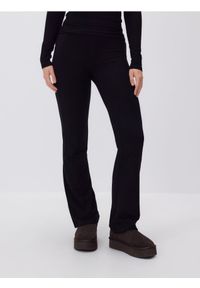 Reserved - Spodnie z rozszerzanymi nogawkami - czarny. Kolor: czarny. Materiał: wiskoza, dzianina #1