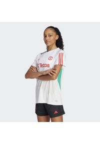 Adidas - Manchester United Tiro 23 Training Jersey. Kolor: biały. Materiał: jersey #1