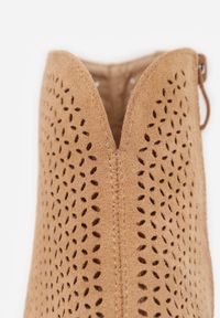 Born2be - Ciemnobeżowe Ażurowe Sandały Vices na Słupku z Otwartym Noskiem Oliri. Okazja: na co dzień. Nosek buta: otwarty. Zapięcie: zamek. Kolor: beżowy. Wzór: ażurowy. Materiał: zamsz. Obcas: na słupku. Styl: boho, casual, klasyczny, elegancki. Wysokość obcasa: średni #8