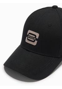 Ombre Clothing - Czapka męska bejsbolówka z logo – czarna V2. Kolor: czarny. Materiał: tkanina, bawełna. Wzór: ze splotem, nadruk. Styl: klasyczny, casual #3