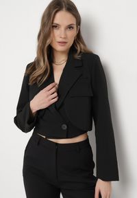 Born2be - Czarna Jednorzędowa Marynarka o Krótkim Fasonie z Napami Satheryn. Okazja: na co dzień, na spotkanie biznesowe. Kolor: czarny. Materiał: jeans. Długość: krótkie. Styl: biznesowy, klasyczny, casual #4