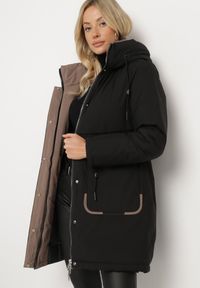Born2be - Czarna Kurtka Parka z Kapturem i Ozdobną Zawieszką Ściągana w Pasie Zerilie. Okazja: na co dzień, na spacer. Typ kołnierza: kaptur. Kolor: czarny. Materiał: jeans. Styl: klasyczny, casual, elegancki #3