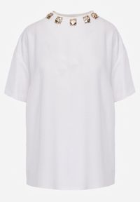 Born2be - Biały Bawełniany T-shirt Oversize z Biżuteryjnymi Aplikacjami przy Dekolcie Tesana. Okazja: na co dzień, do pracy. Kolor: biały. Materiał: bawełna. Wzór: aplikacja. Styl: elegancki, casual #6