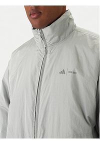 Adidas - adidas Kurtka przejściowa Moon Boot JM8923 Szary Loose Fit. Kolor: szary. Materiał: syntetyk #5