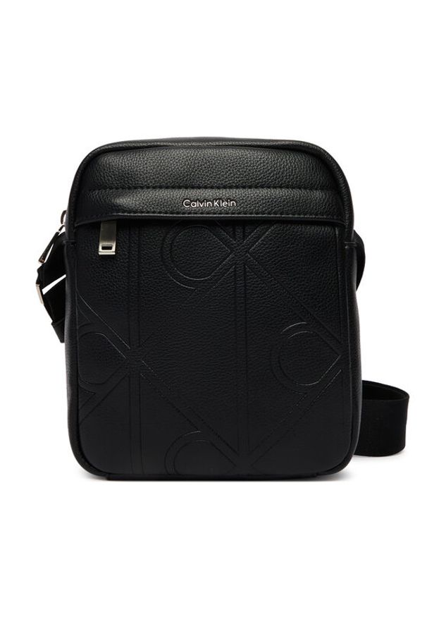 Calvin Klein Saszetka Emblem Aop Emboss Reporter LV04D3331G Czarny. Kolor: czarny. Materiał: skóra
