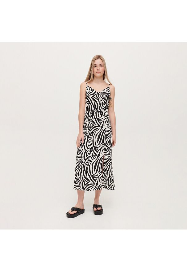 House - Wzorzysta sukienka midi z podkreśloną talią - Wielobarwny. Długość: midi