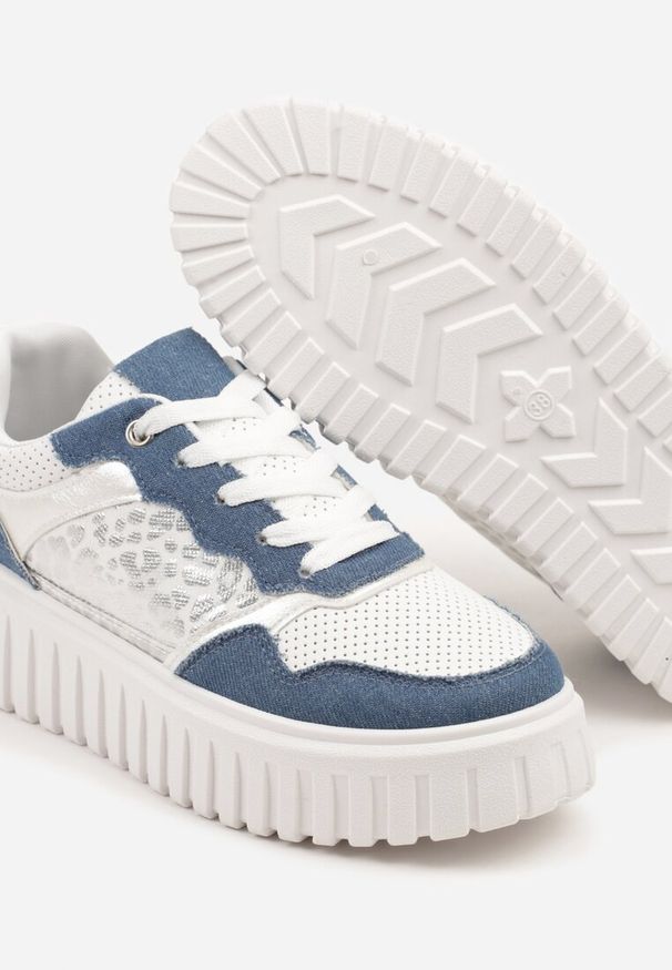 Renee - Niebiesko-Białe Sneakersy na Platformie z Tłoczeniami Zdobione Panterkowym Printem Herraza. Kolor: niebieski. Materiał: jeans. Wzór: aplikacja, nadruk. Obcas: na platformie
