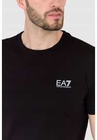 EA7 Emporio Armani - EA7 Czarny t-shirt męski z małym białym logo. Kolor: czarny #6