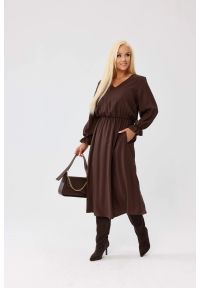 Moda Size Plus Iwanek - Klasyczna sukienka Marlen MIDI w kolorze czekoladowego brązu - z gumką w pasie i kieszeniami PLUS SIZE XXL OVERSIZE JESIEŃ. Okazja: do pracy, na co dzień. Typ kołnierza: dekolt w kształcie V. Kolekcja: plus size. Kolor: brązowy. Typ sukienki: oversize, dla puszystych. Materiał: lyocell, tkanina, skóra. Długość rękawa: długi rękaw. Sezon: jesień. Styl: klasyczny. Długość: midi