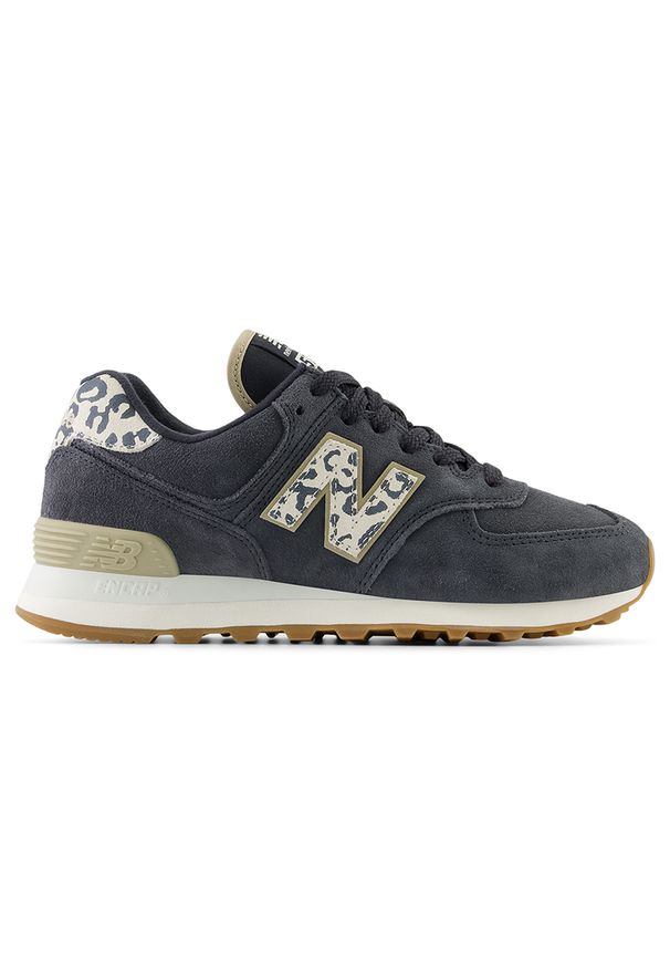 Buty damskie New Balance WL574XE2 – czarne. Kolor: czarny. Materiał: materiał, bawełna, syntetyk, skóra, guma, dresówka. Szerokość cholewki: normalna. Wzór: nadruk, motyw zwierzęcy. Model: New Balance 574