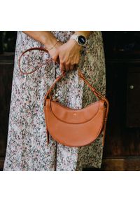 Listonoszka damska crossbody półksiężyc SHE S10 camel. Materiał: skórzane