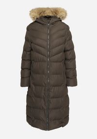 Born2be - Ciemnozielona Kurtka Pikowana Mocno Ocieplana z Kapturem z Futerkiem Gelirra. Okazja: na co dzień. Typ kołnierza: kaptur. Kolor: zielony. Materiał: futro. Długość rękawa: długi rękaw. Długość: długie. Styl: casual, elegancki #2