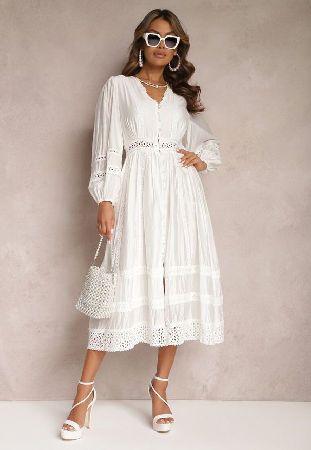Renee - Biała Rozkloszowana Sukienka Midi z Ażurowym Zdobieniem Celira. Kolor: biały. Materiał: materiał. Wzór: aplikacja, ażurowy. Długość: midi