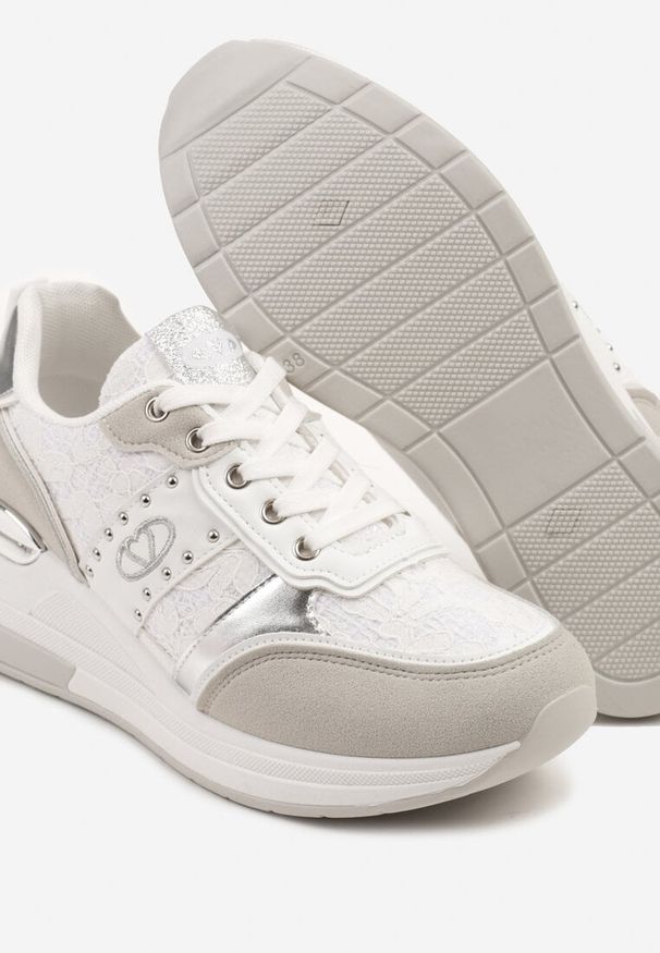 Renee - Białe Sneakersy na Ukrytym Koturnie z Koronką i Metalicznymi Wstawkami Edililia. Okazja: na co dzień. Kolor: biały. Materiał: koronka. Wzór: koronka. Obcas: na koturnie