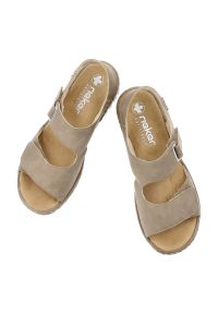 Sandały damskie Rieker, cholewka ze skóry ekologicznej z materiałowym wnętrzem zapinane na rzep, beżowe, V1382-64. Zapięcie: rzepy. Kolor: beżowy. Materiał: materiał, skóra ekologiczna #5