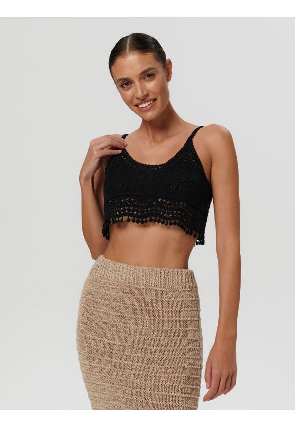 Sinsay - Crop top dzianinowy - czarny. Kolor: czarny. Materiał: dzianina. Wzór: ażurowy, ze splotem